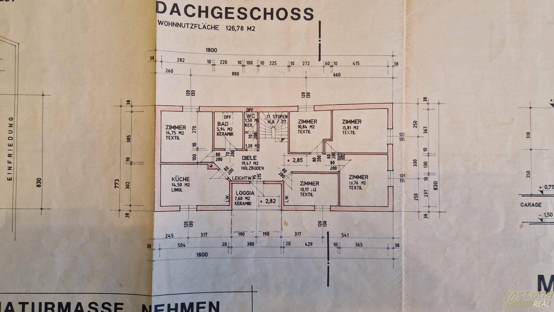Grundriss des Dachgeschosses mit Wohnnutzfläche, Zimmern, Bad und Loggia, inklusive Dachschrägen.