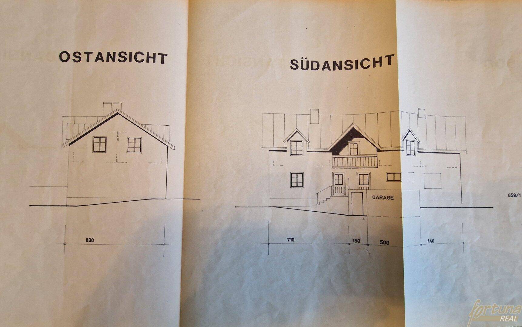 Ost- und Südansicht des Gebäudes mit Garage und Balkon, zeigt die Fassadengestaltung.