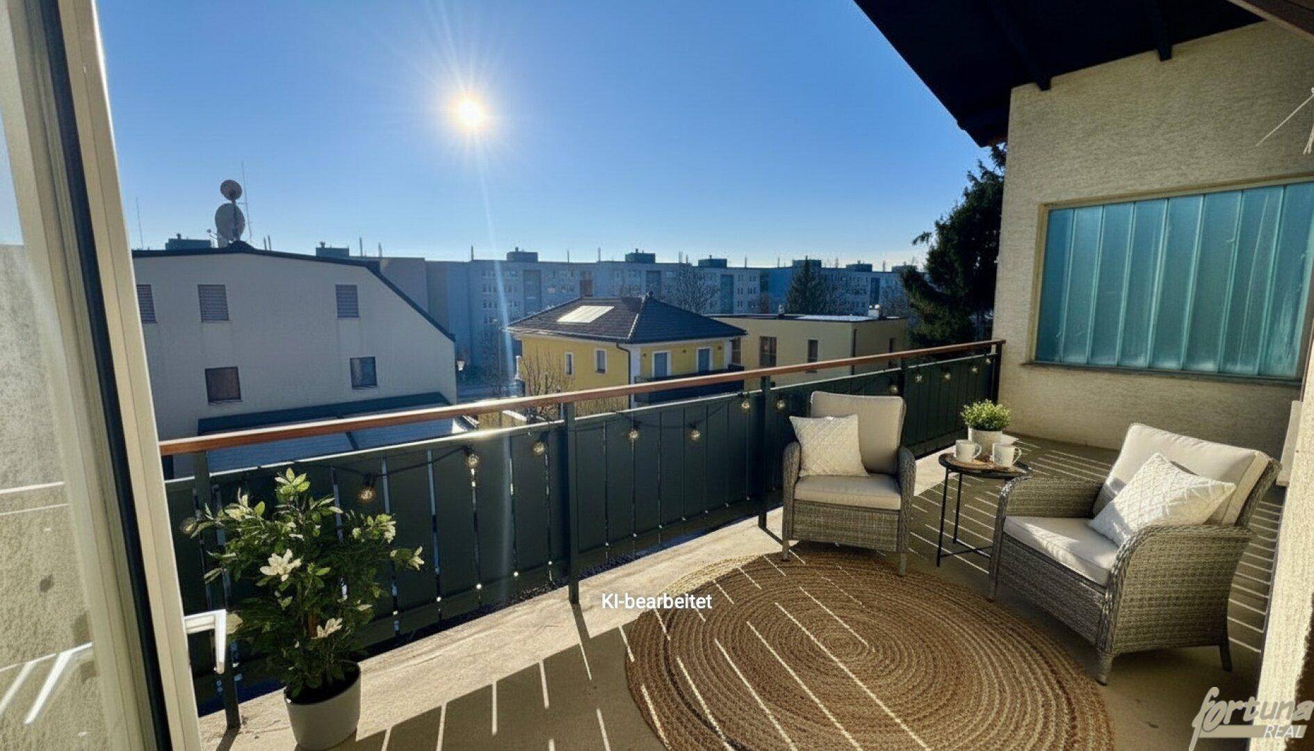 Sonniger Balkon mit bequemen Outdoor-Sitzmöbeln und weitem Blick über die Stadt.