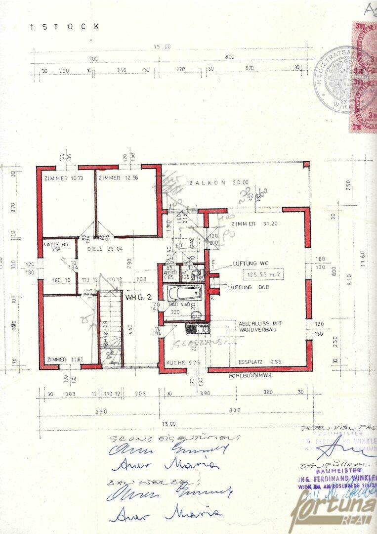 Grundriss des ersten Stocks mit Balkon, Badezimmer und mehreren Zimmern.
