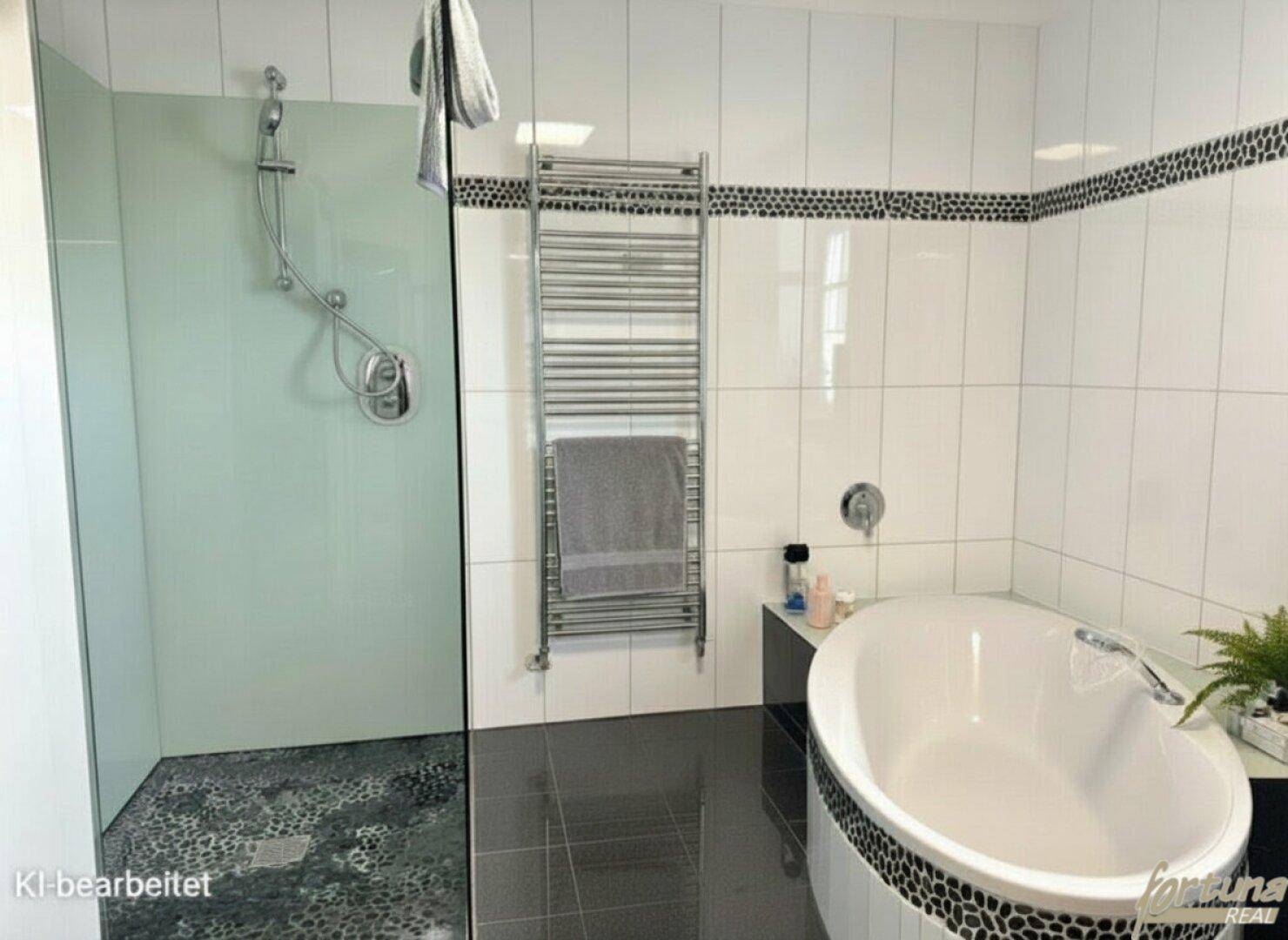 Modernes Badezimmer mit begehbarer Dusche, freistehender Badewanne und Handtuchheizkörper.