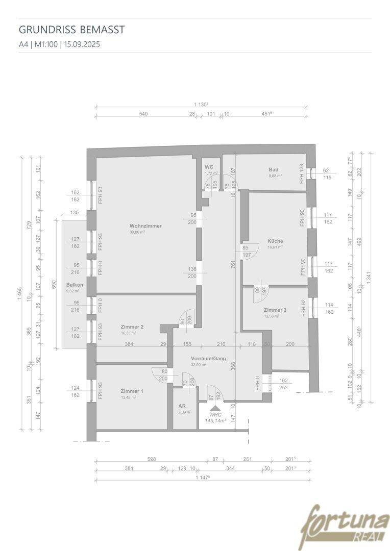 Detaillierter Grundriss des Erdgeschosses mit Raumaufteilung und Bemaßungen.
