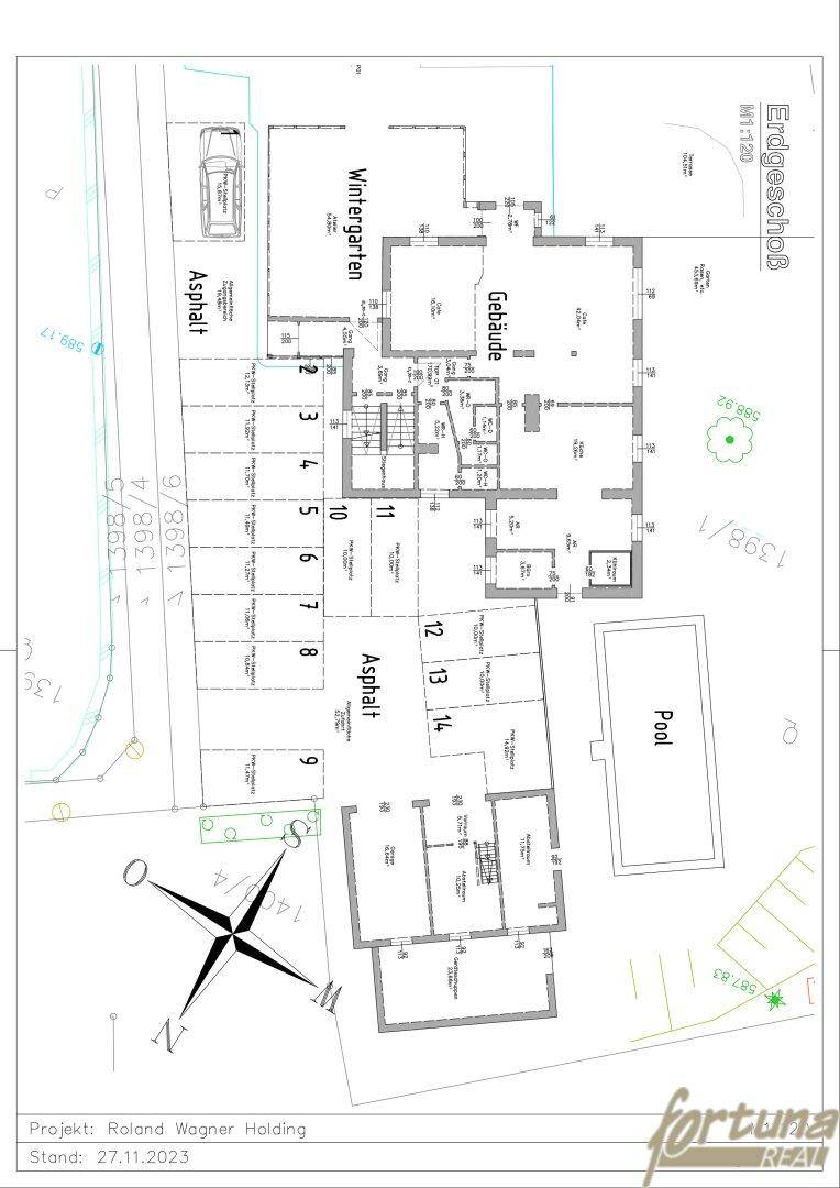 Grundriss des Erdgeschosses mit Gebäude, Wintergarten, Pool und Außenbereich.