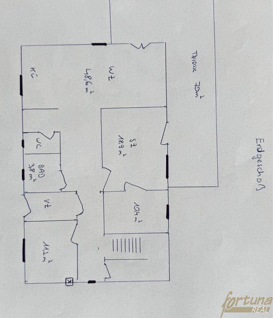 Handgezeichneter Grundriss des Erdgeschosses mit Raumaufteilung und Flächenangaben.