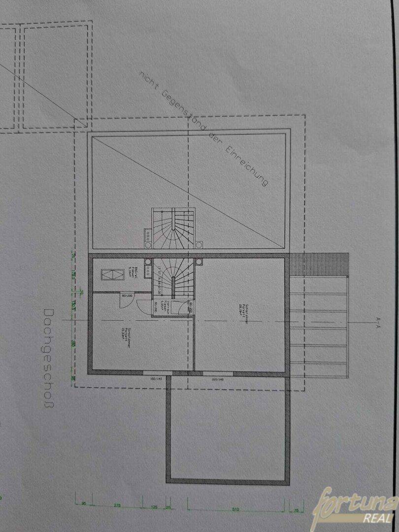 Grundriss des Dachgeschosses mit Treppenaufgang und angedeuteter Dachschräge.