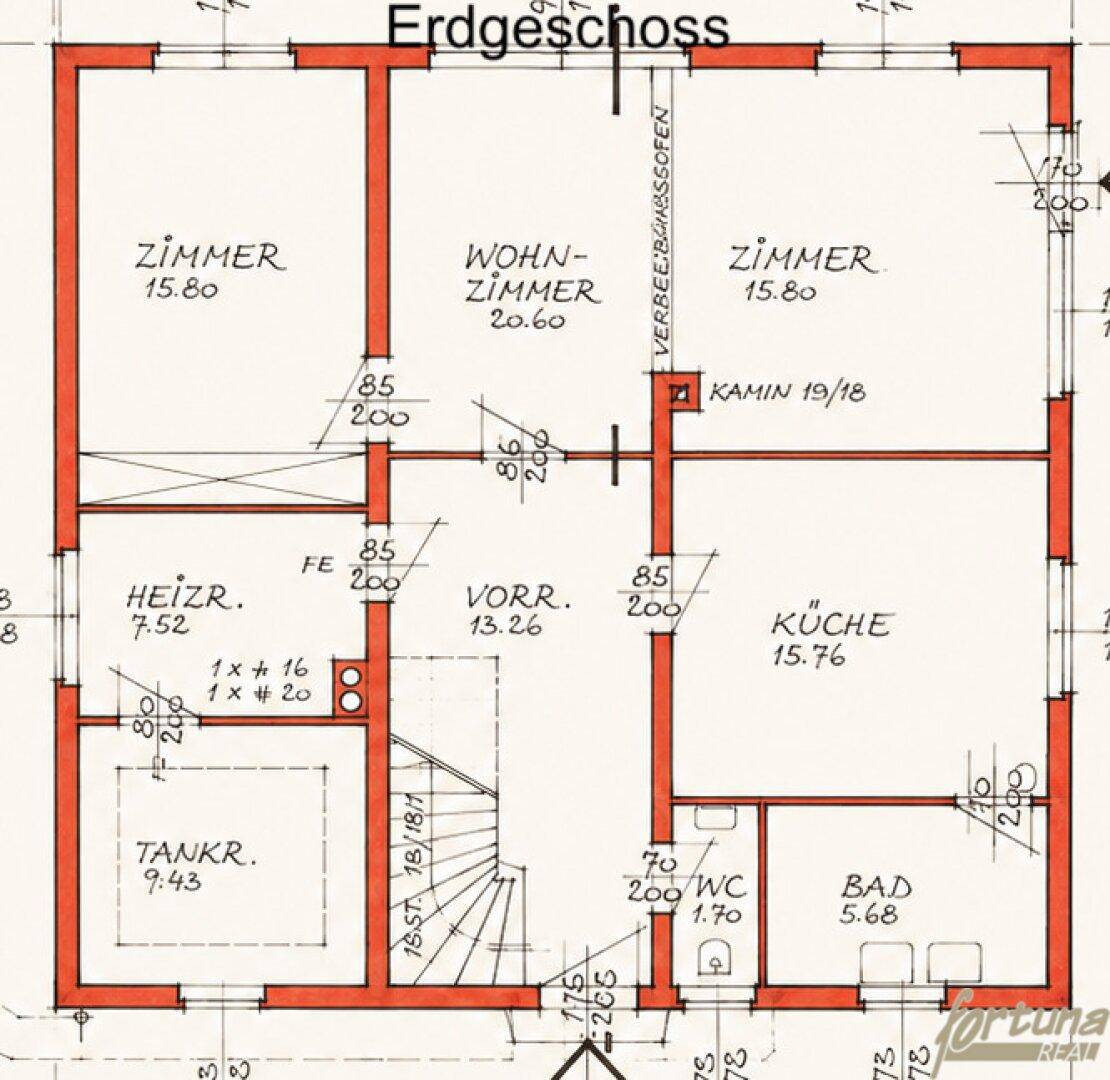 Grundriss des Erdgeschosses mit Wohnzimmer, Küche, zwei weiteren Zimmern und separatem WC.