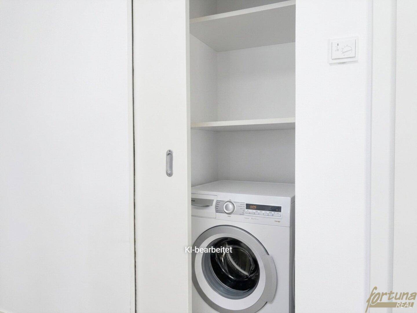 Praktischer Hauswirtschaftsraum mit Waschmaschine und integrierten Regalen für zusätzlichen Stauraum.