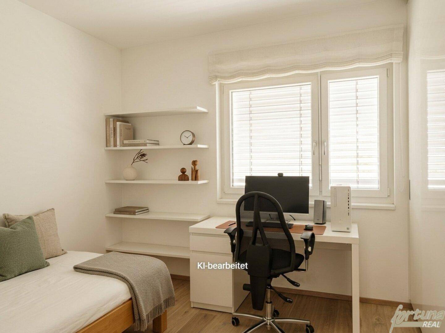 Funktionales Arbeitszimmer mit Schreibtisch, Regalen und Fenster, bietet eine ruhige Arbeitsumgebung.