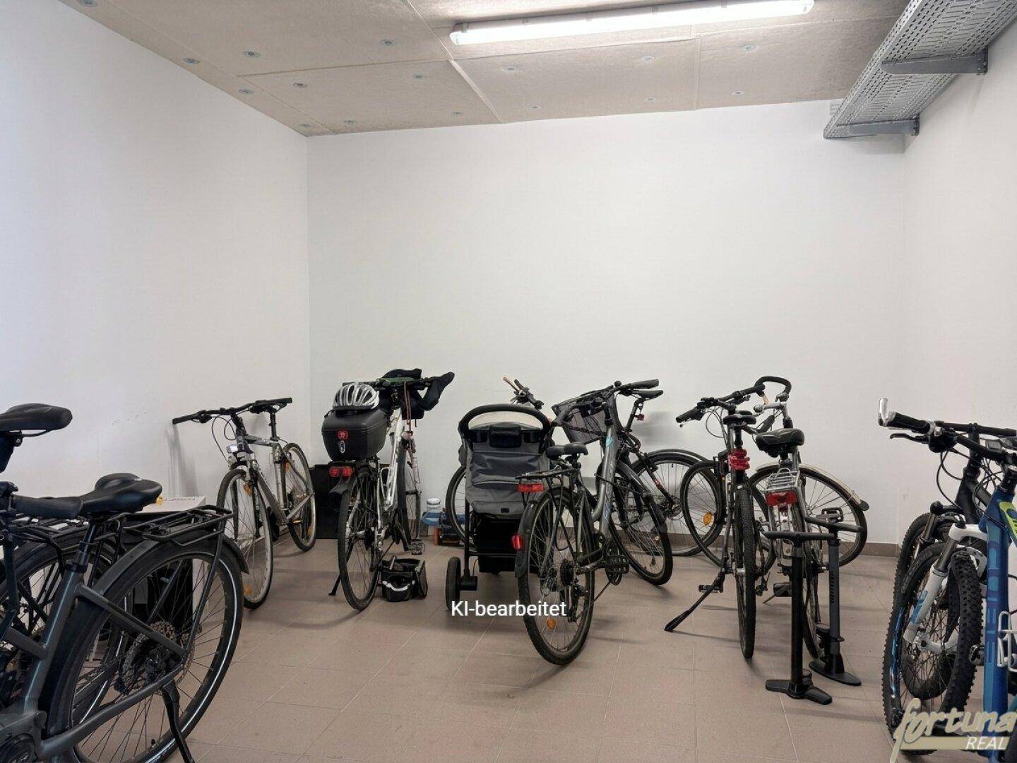 Geräumiger Fahrradraum im Untergeschoss mit ausreichend Platz für mehrere Fahrräder und Kinderwagen.