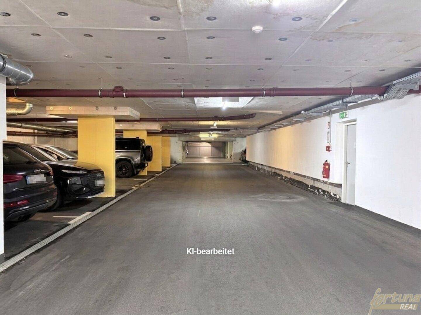 Tiefgarage mit mehreren Stellplätzen, gut beleuchtet und sicher für Fahrzeuge.