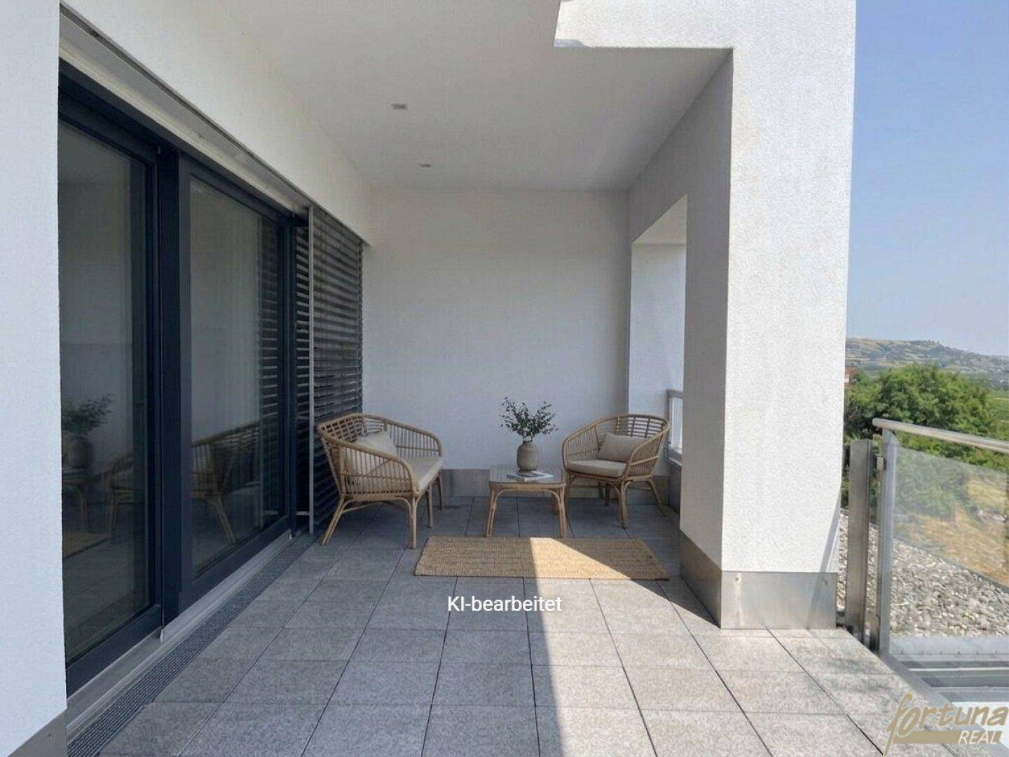 Gemütlicher Balkon mit Rattanmöbeln und Fliesenboden, ideal für entspannte Stunden im Freien.