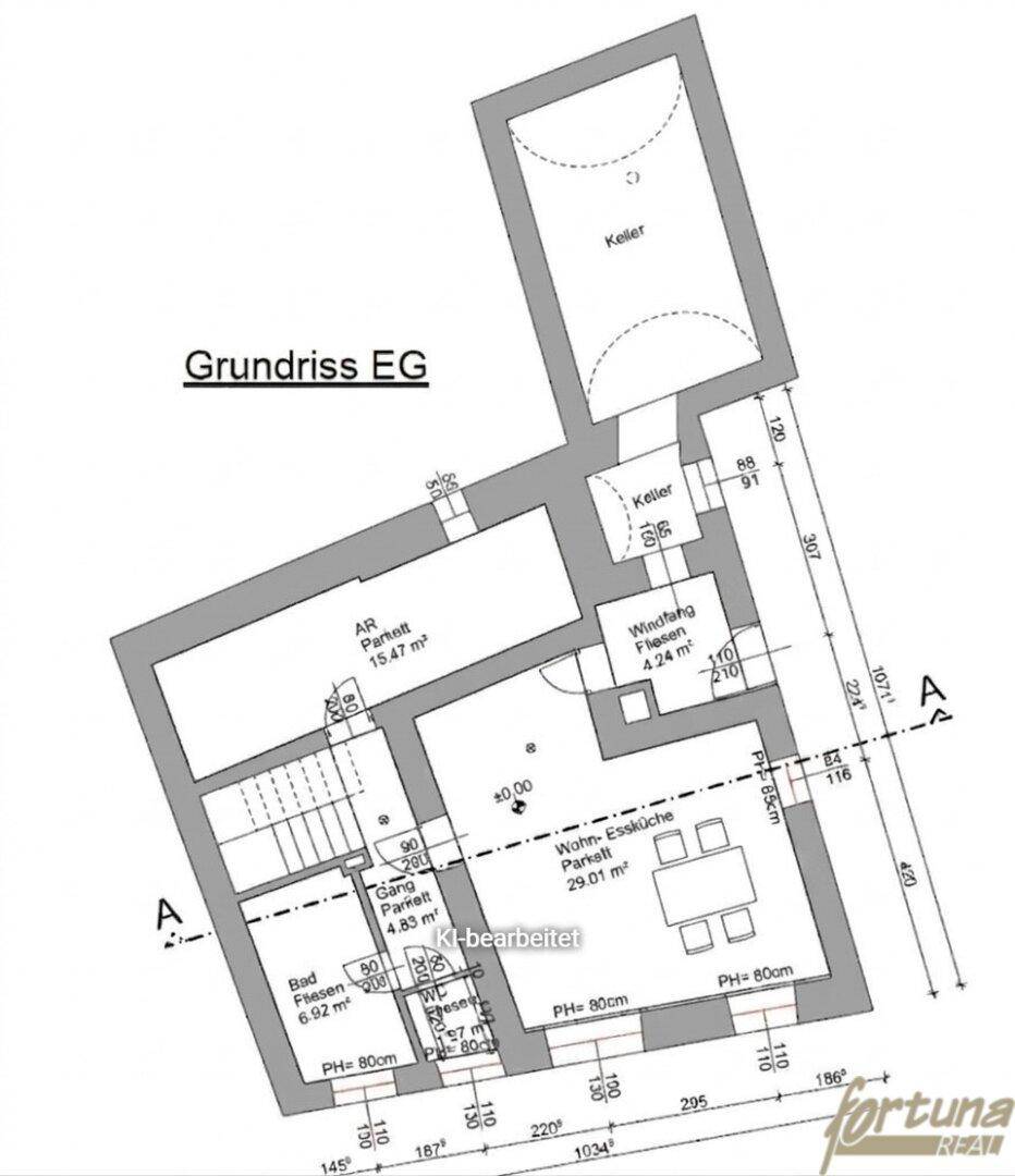 Grundriss des Erdgeschosses mit Wohn-Essküche, Bad und Kellerzugang.