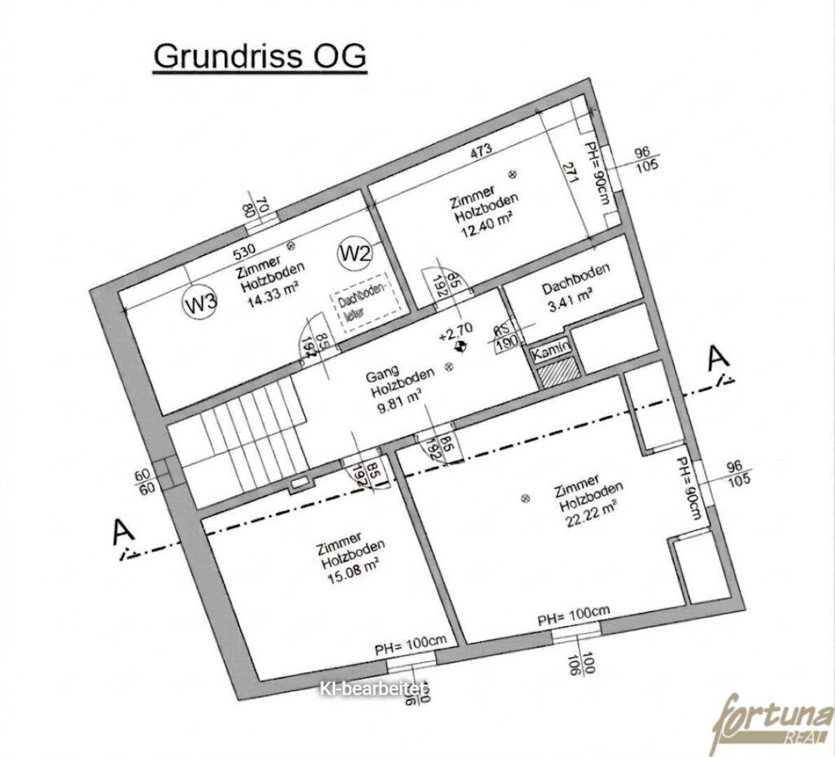 Grundriss des Obergeschosses mit mehreren Zimmern, Flur und Kamin.