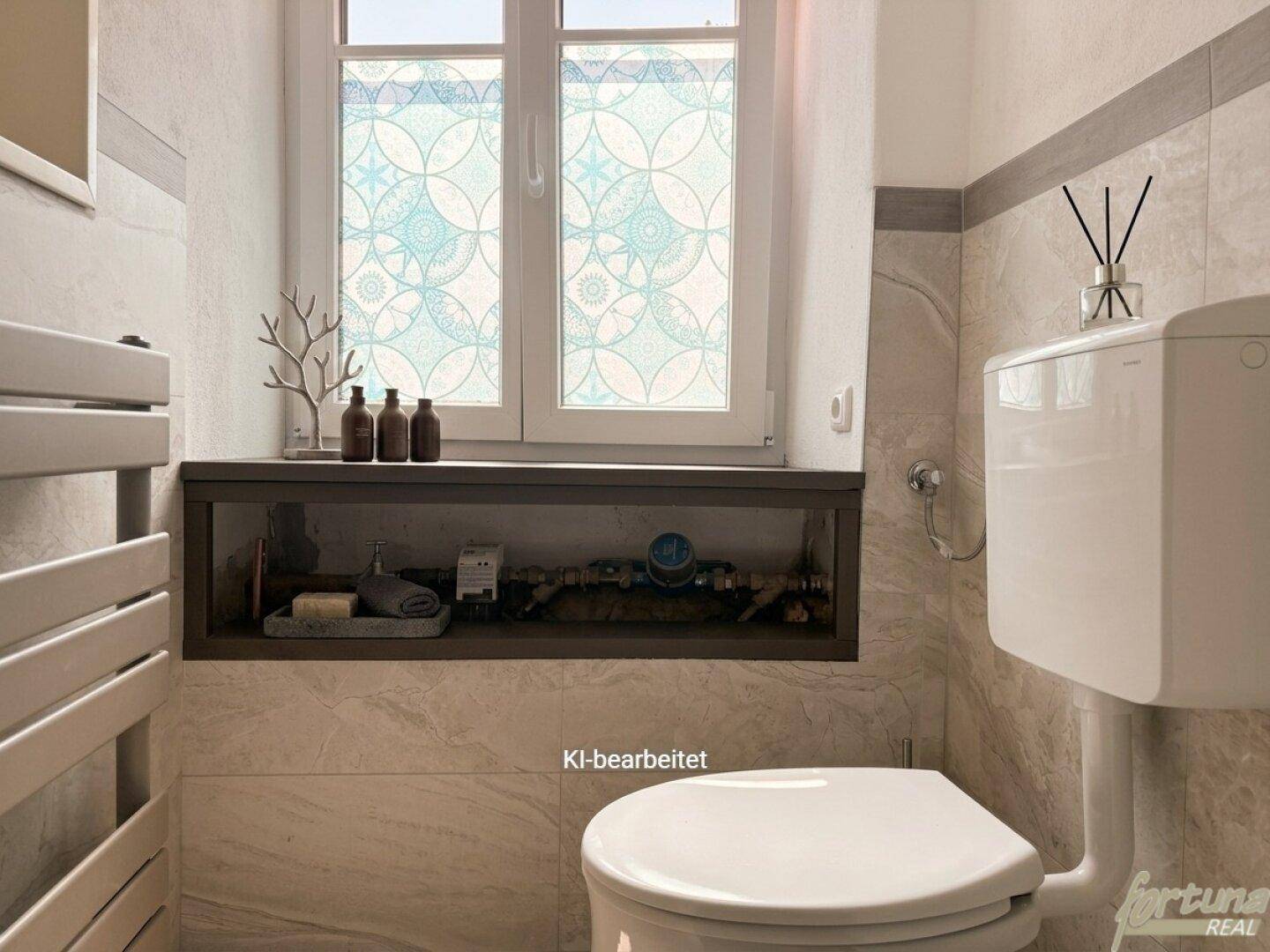Separates WC mit Toilette, integriertem Regal und Fenster mit dekorativer Folie.