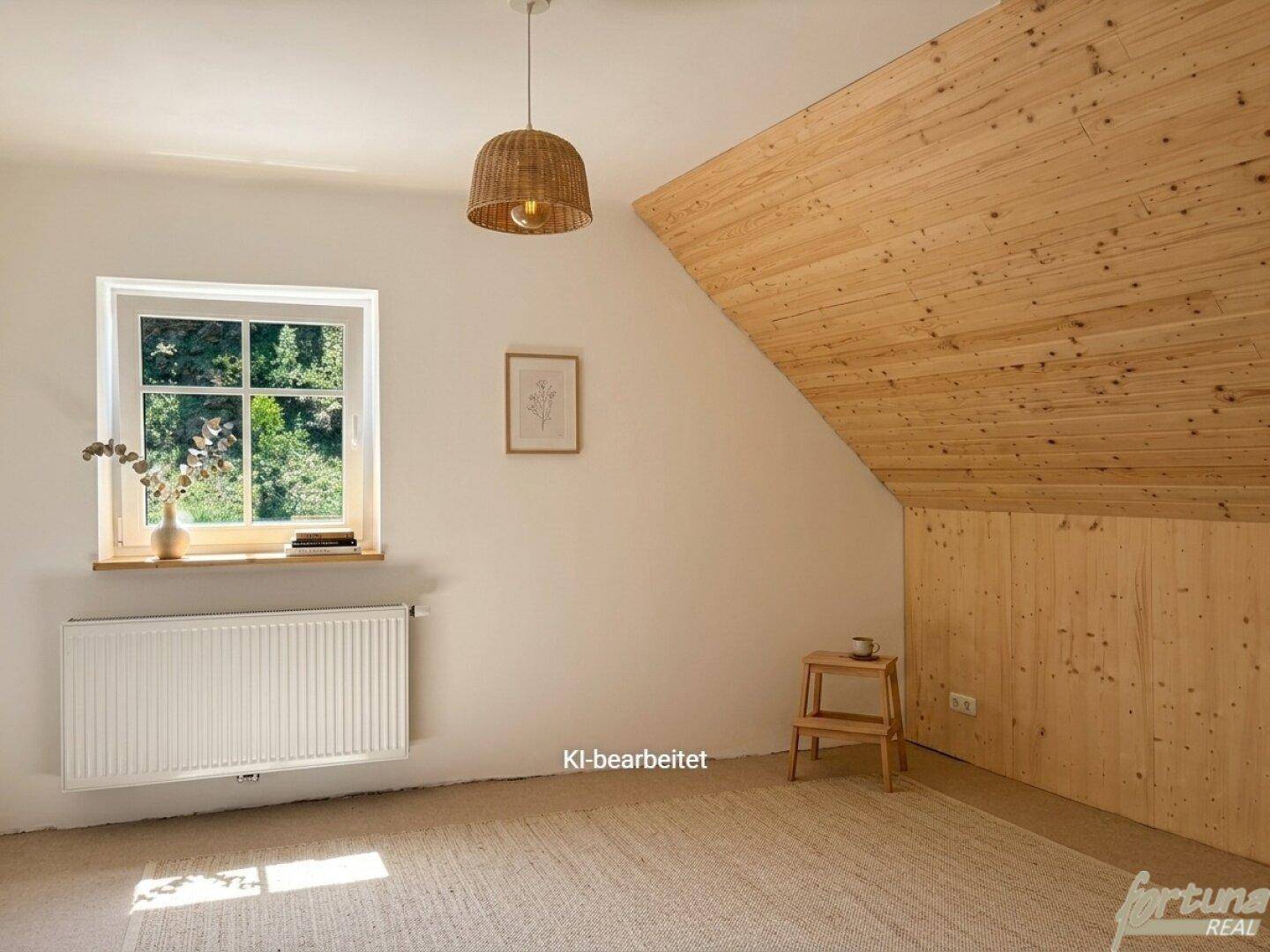 Dachzimmer mit schräger Holzdecke und -wand, einem Fenster und Heizkörper.