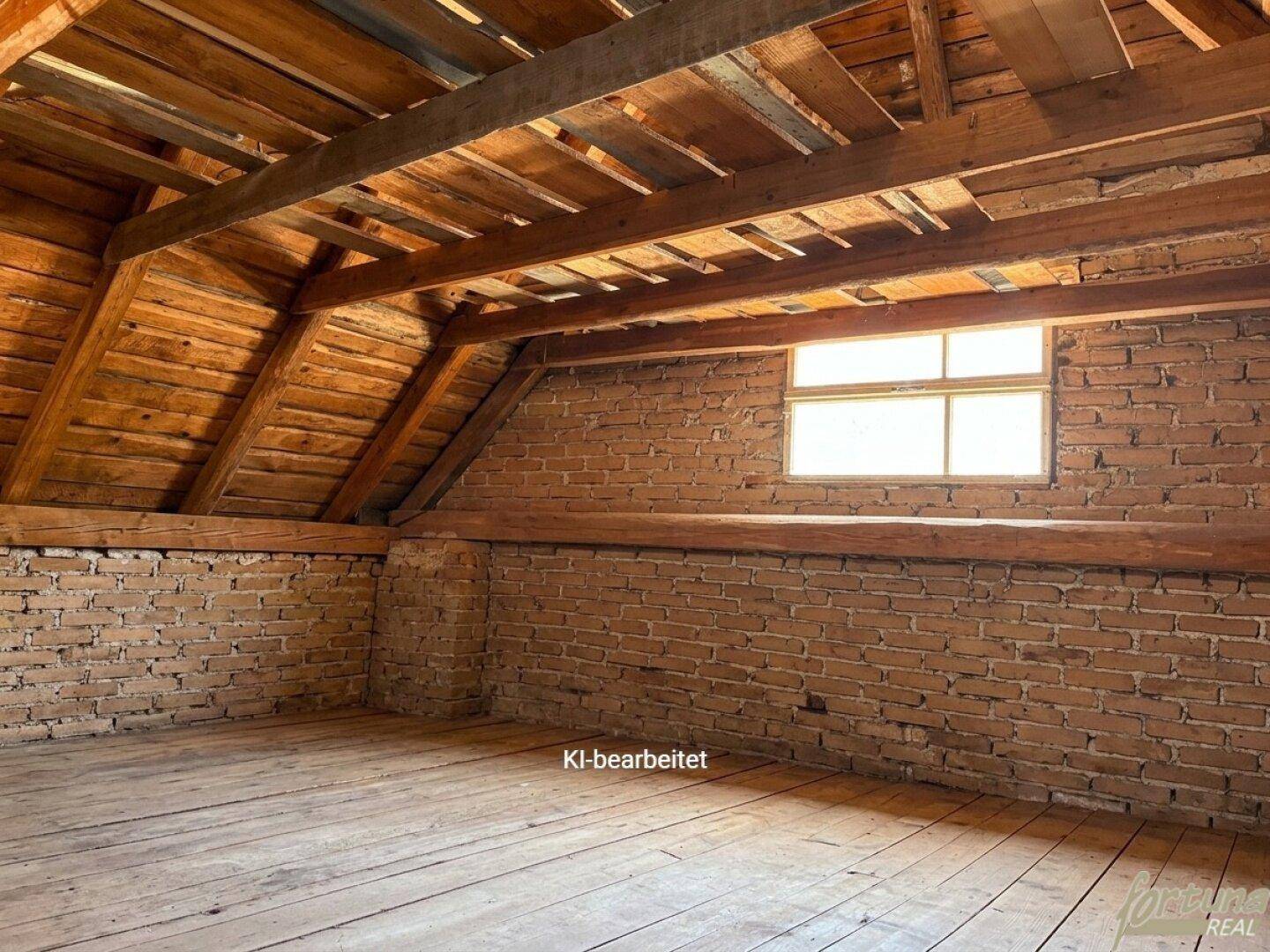 Unausgebauter Dachboden mit sichtbaren Holzbalken, Ziegelwänden und Holzdielenboden.