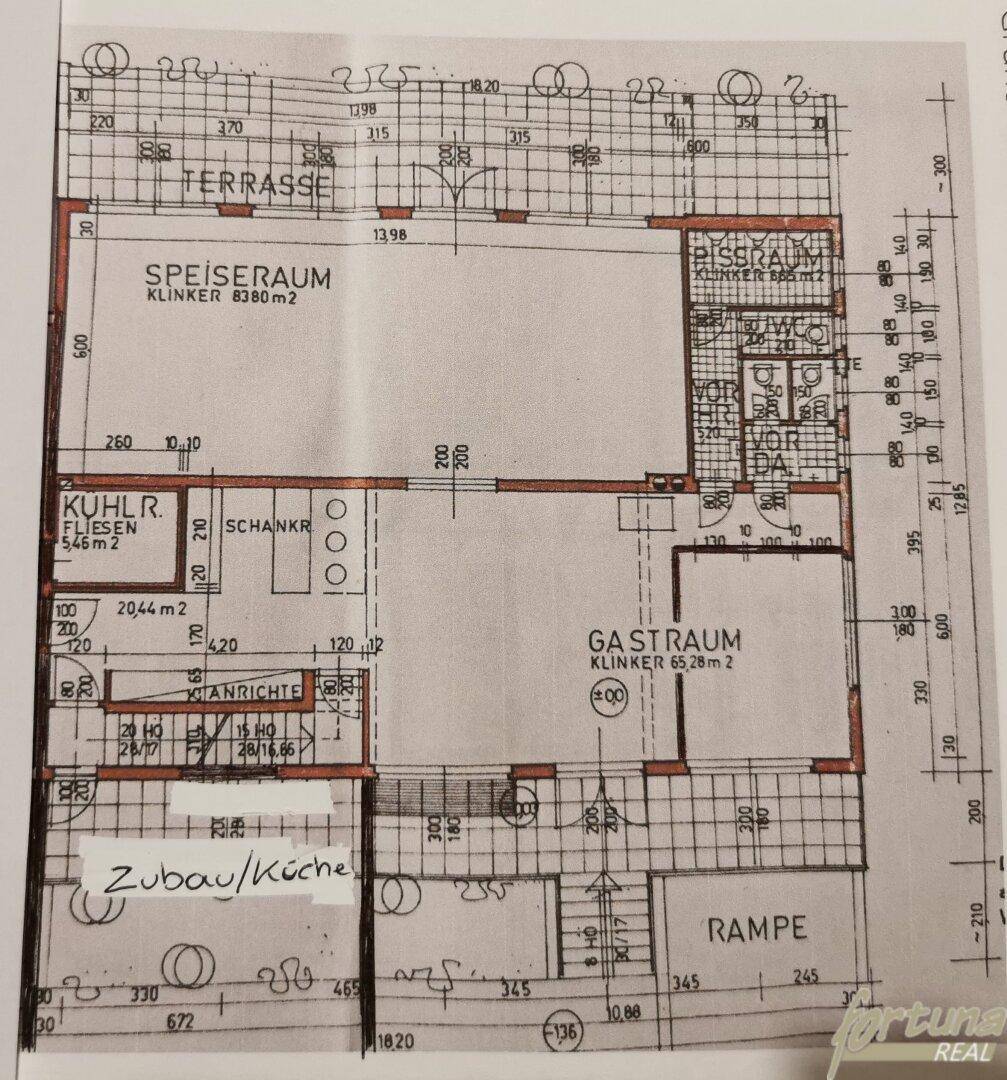 Grundriss des Erdgeschosses mit Speiseraum, Gastraum und Terrasse.