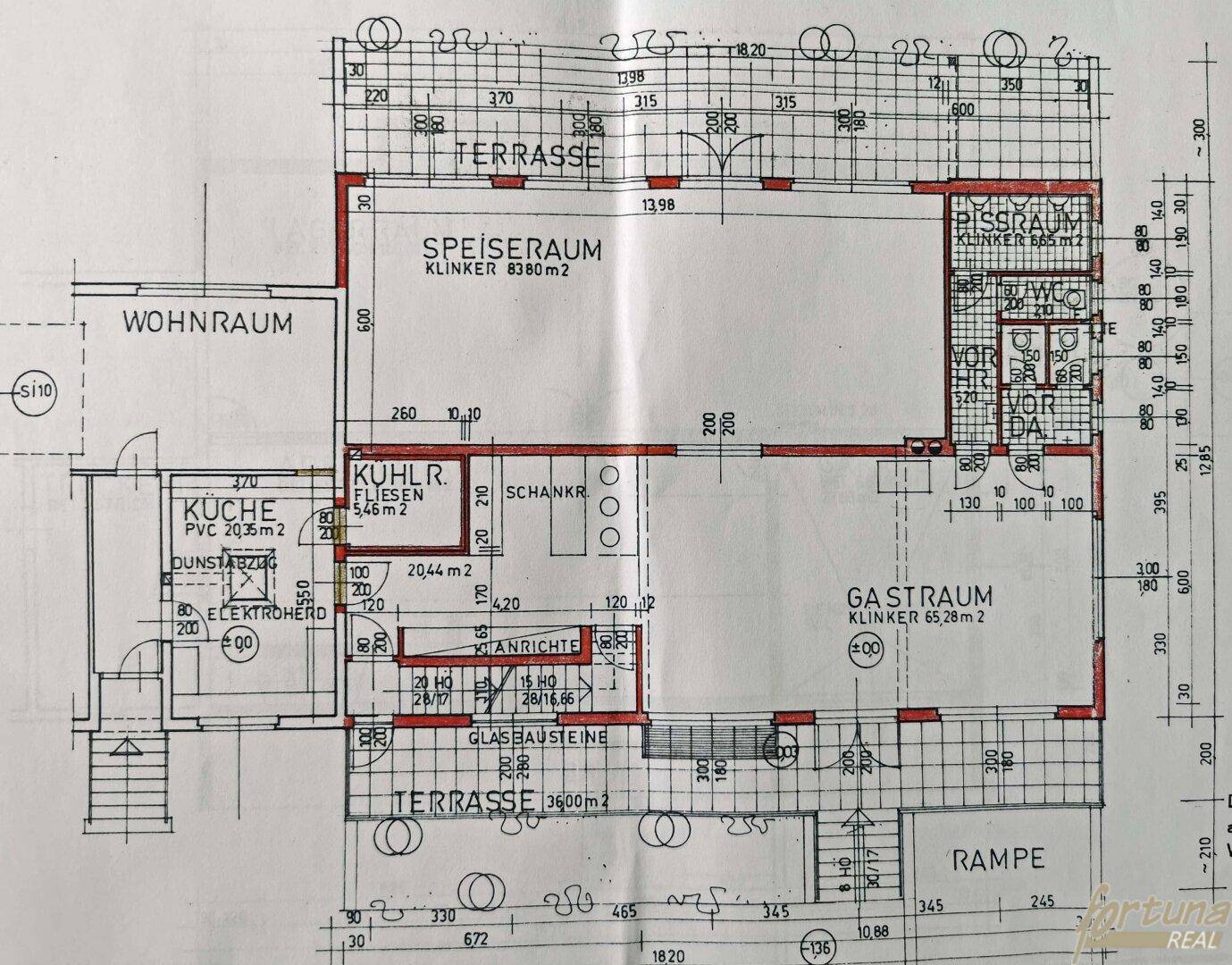 Detaillierter Grundrissplan mit Küche, Wohnraum, Speiseraum und zwei Terrassenbereichen.