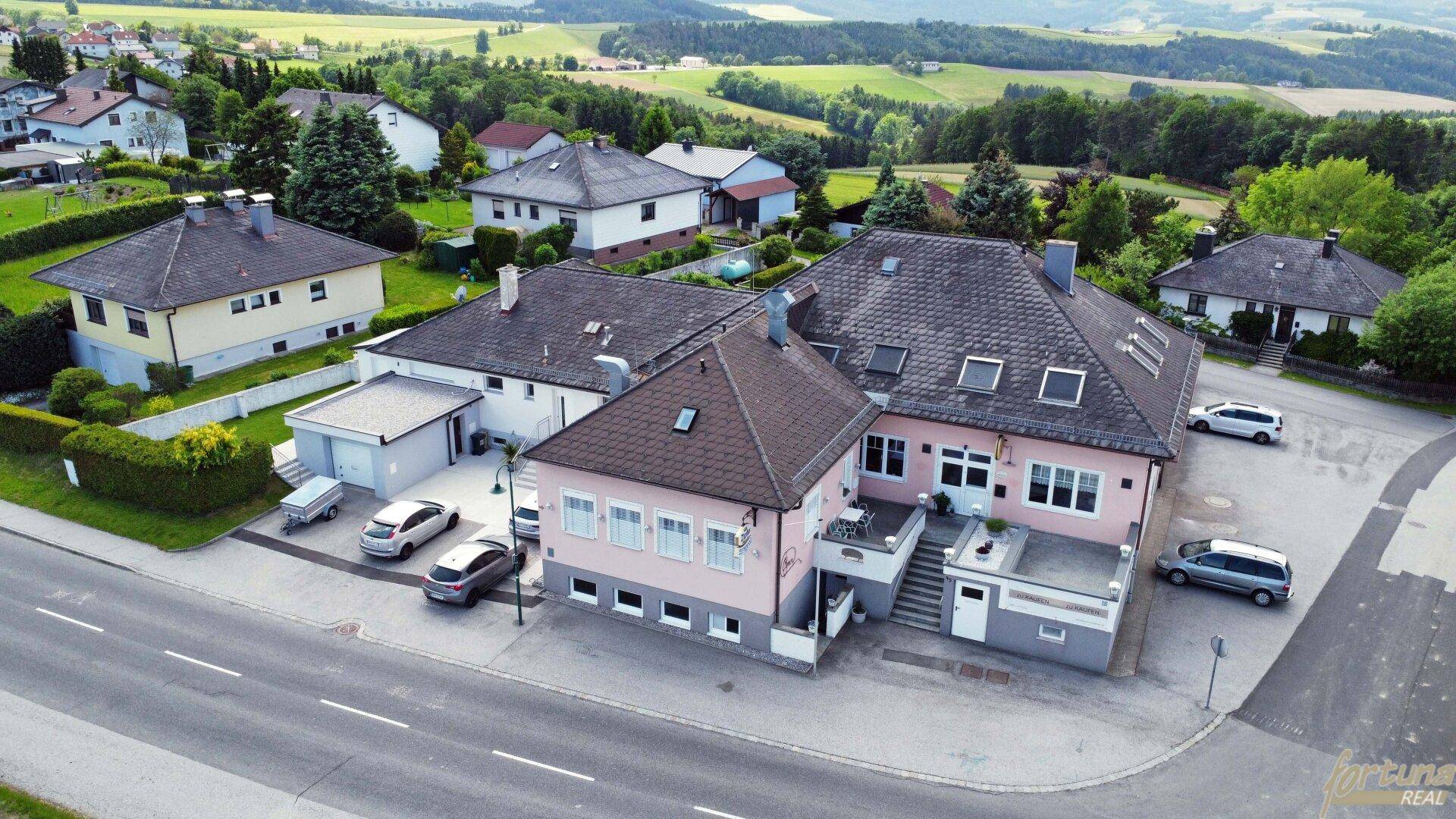 Luftaufnahme des Anwesens mit umliegenden Häusern und der ländlichen Umgebung.