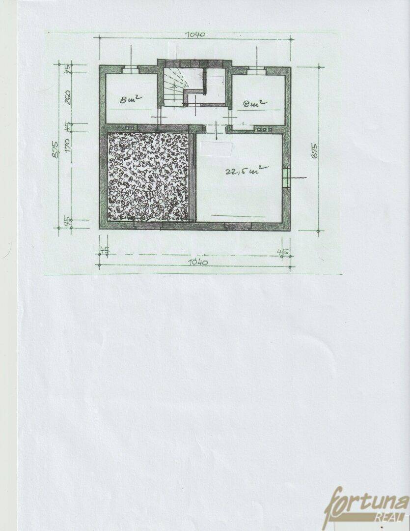 Handgezeichneter Grundriss einer Etage mit Zimmern und einer angedeuteten Außenfläche.
