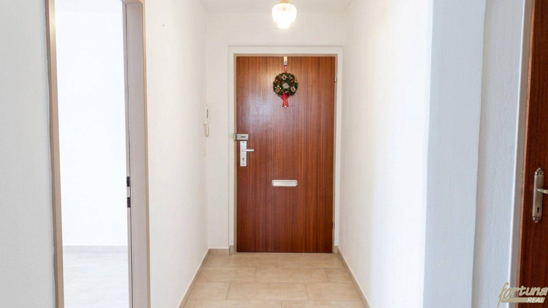 Vorzimmer- Möbel entfernt