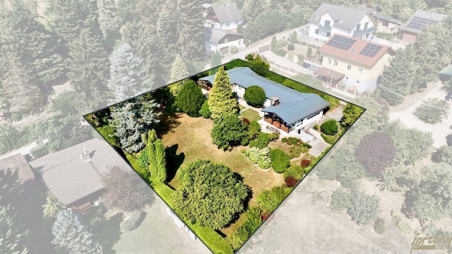 Übersicht des Anwesens aus der Vogelperspektive mit weitläufigem Garten und Baumbestand.