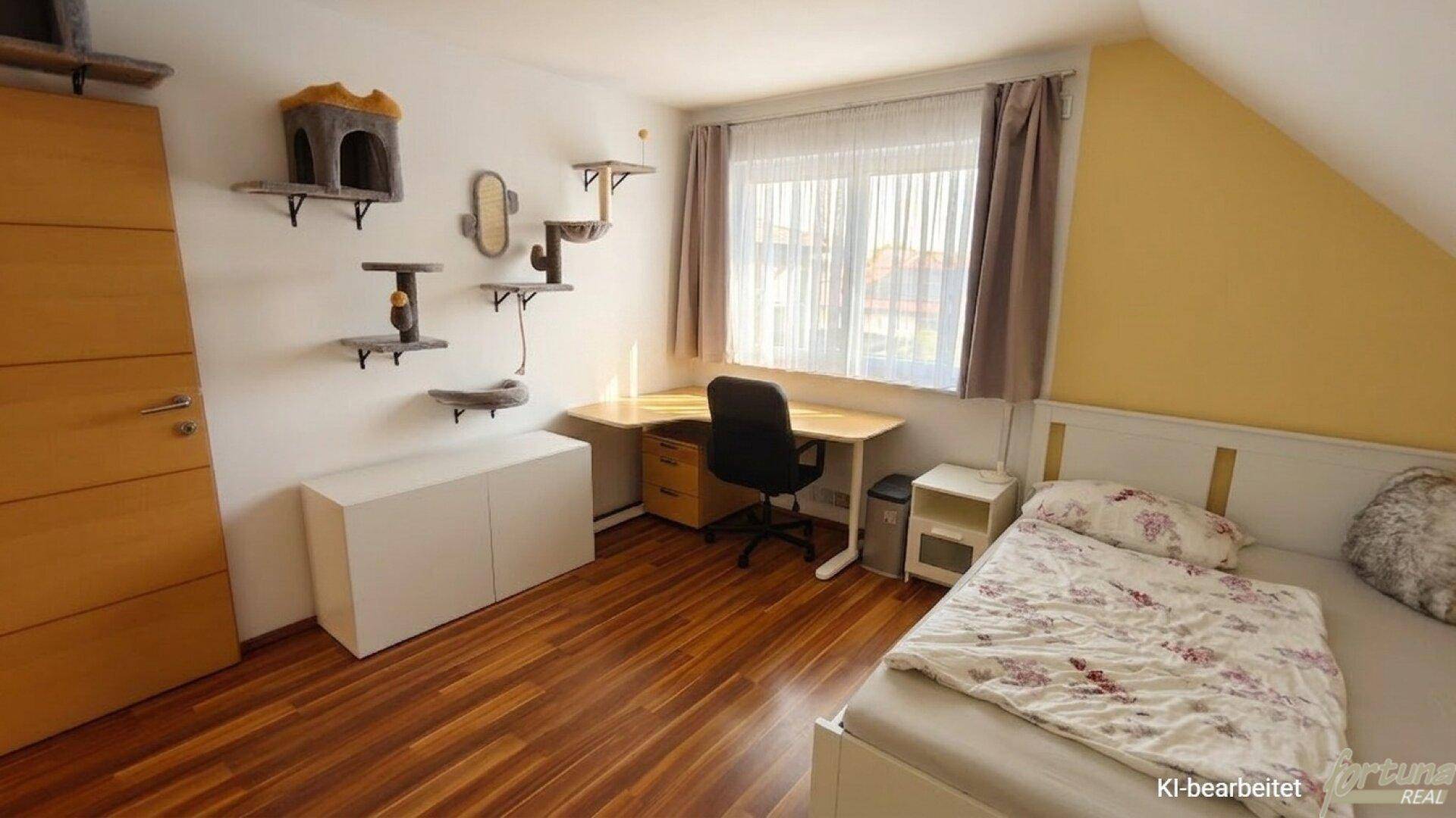 Kinderzimmer oder Gästezimmer mit Bett, Schreibtisch und kreativer Wandgestaltung.