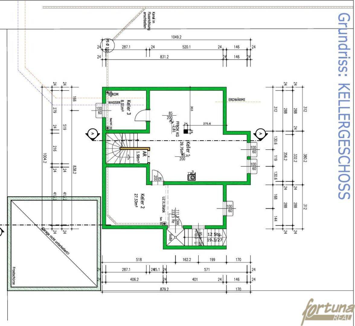 Grundriss des Kellergeschosses mit mehreren Kellerräumen und Garagenzugang.