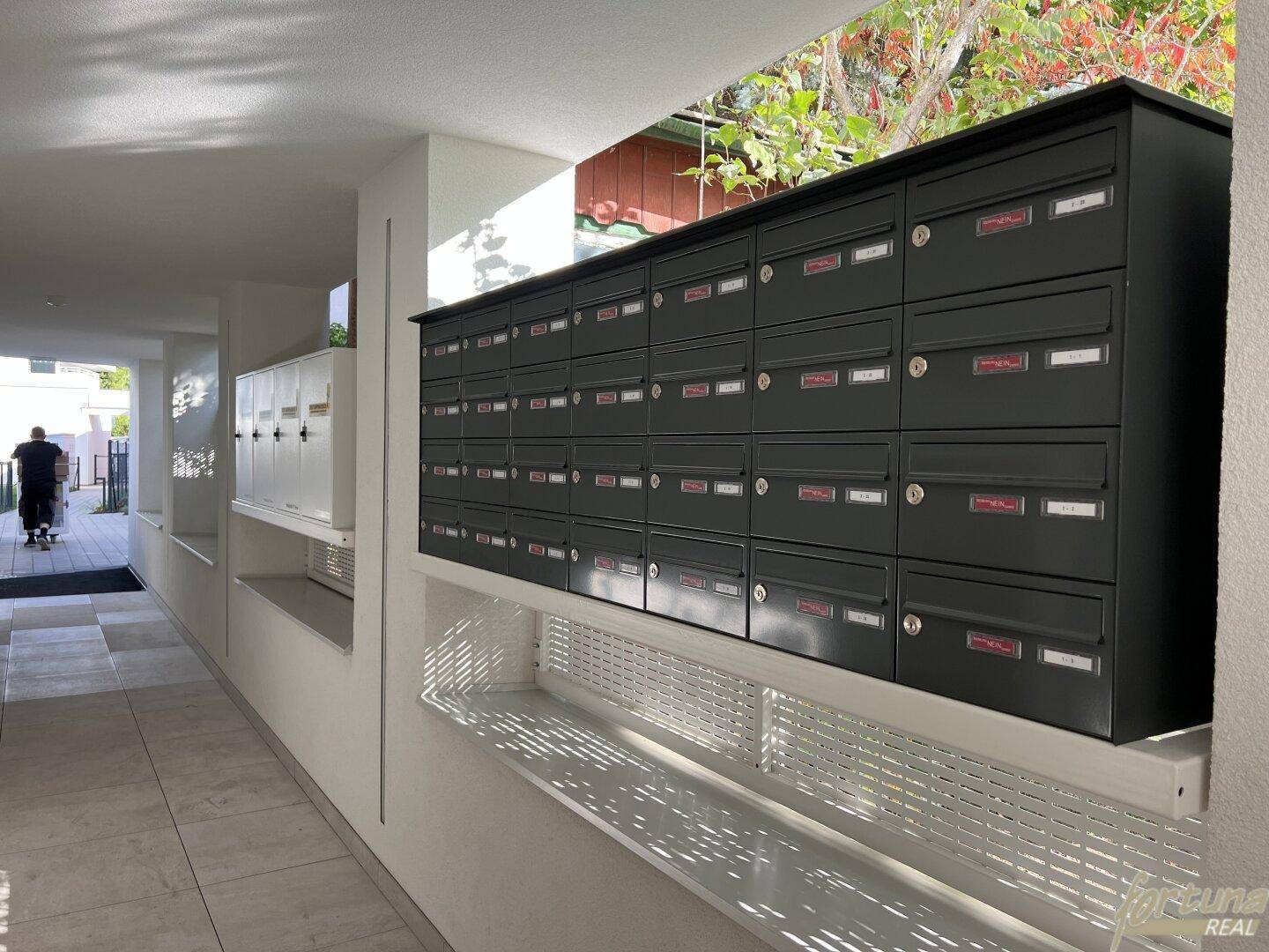 Moderne Briefkastenanlage im Eingangsbereich eines Mehrfamilienhauses.