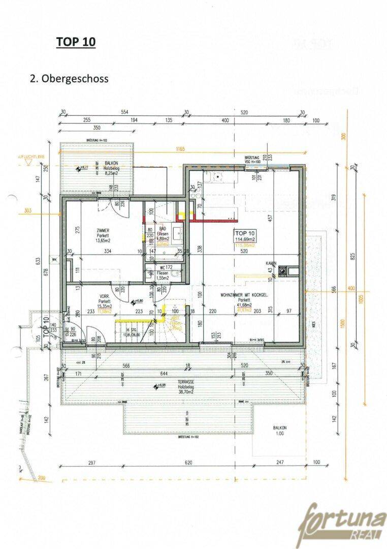 Grundriss des Obergeschosses mit Wohnzimmer, Balkon und Terrasse, inklusive Kamin.