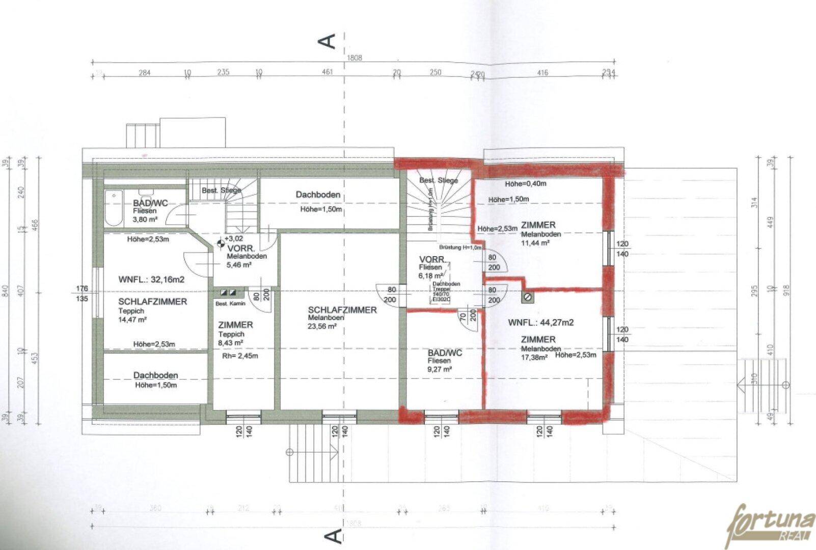 Grundriss des Obergeschosses mit mehreren Zimmern, Bädern und charakteristischen Dachschrägen.