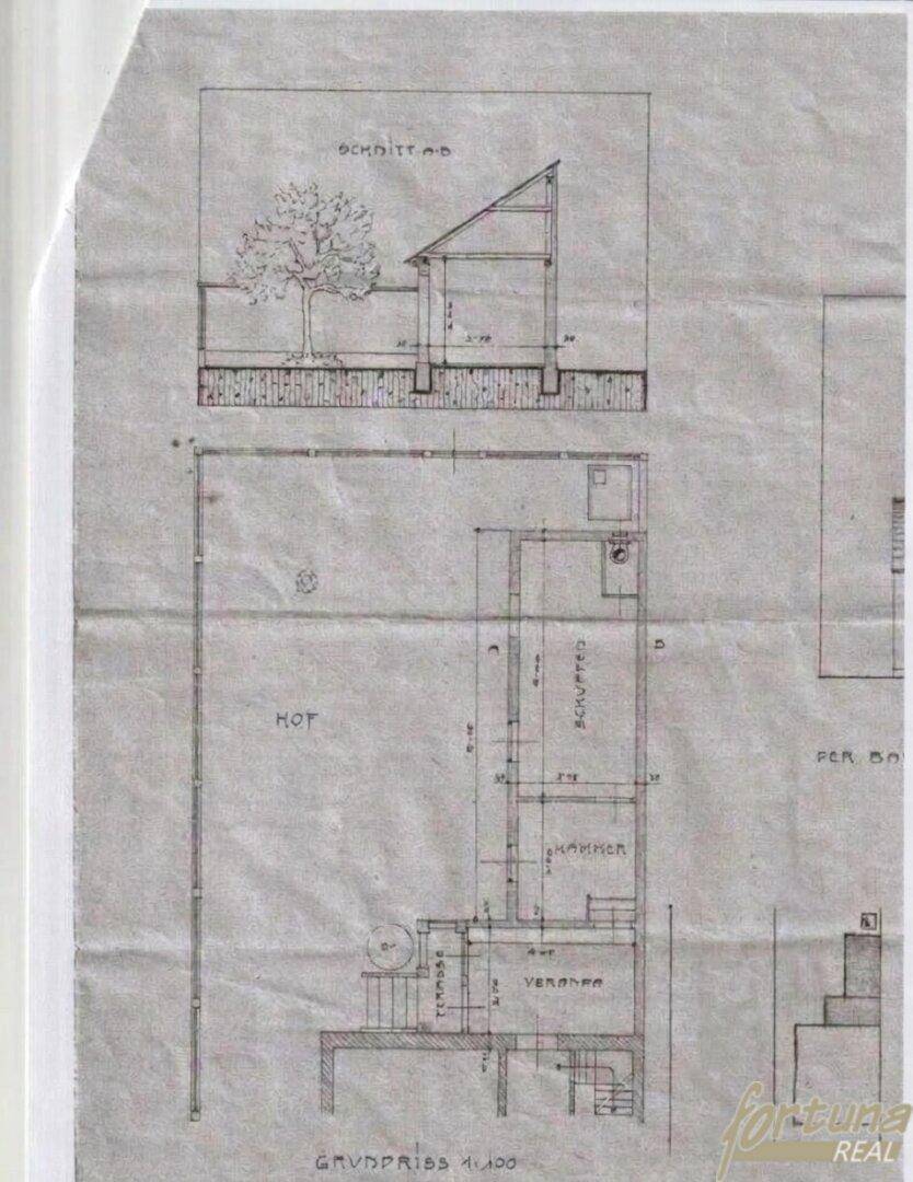 Detaillierter Grundriss mit Terrasse und Veranda sowie einem Schnitt durch das Gebäude.