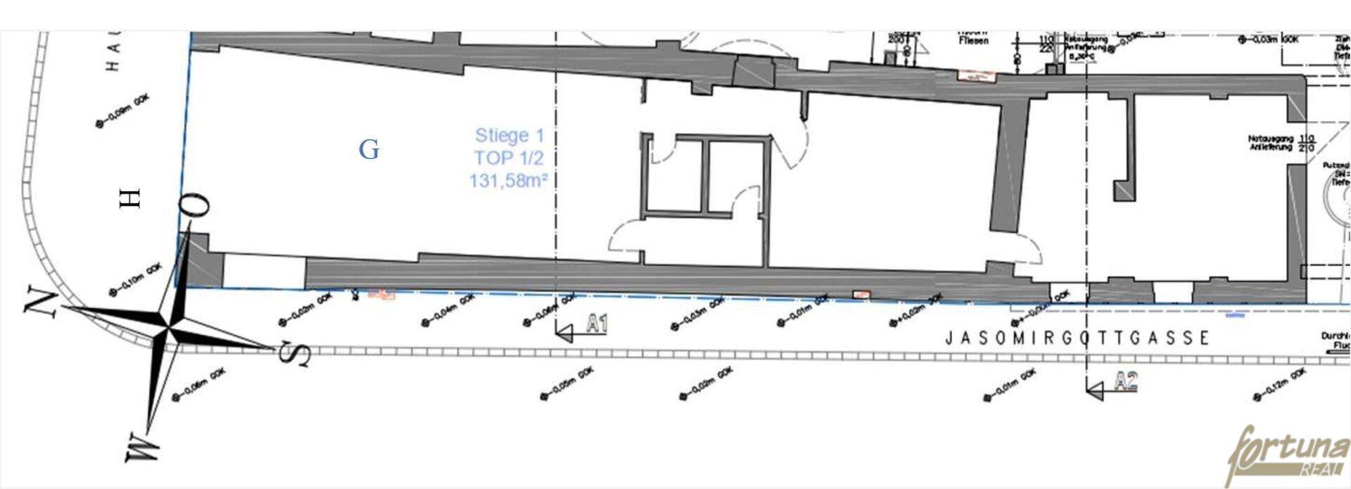 Grundrissplan des Erdgeschosses mit großem offenen Bereich und Treppenhaus.