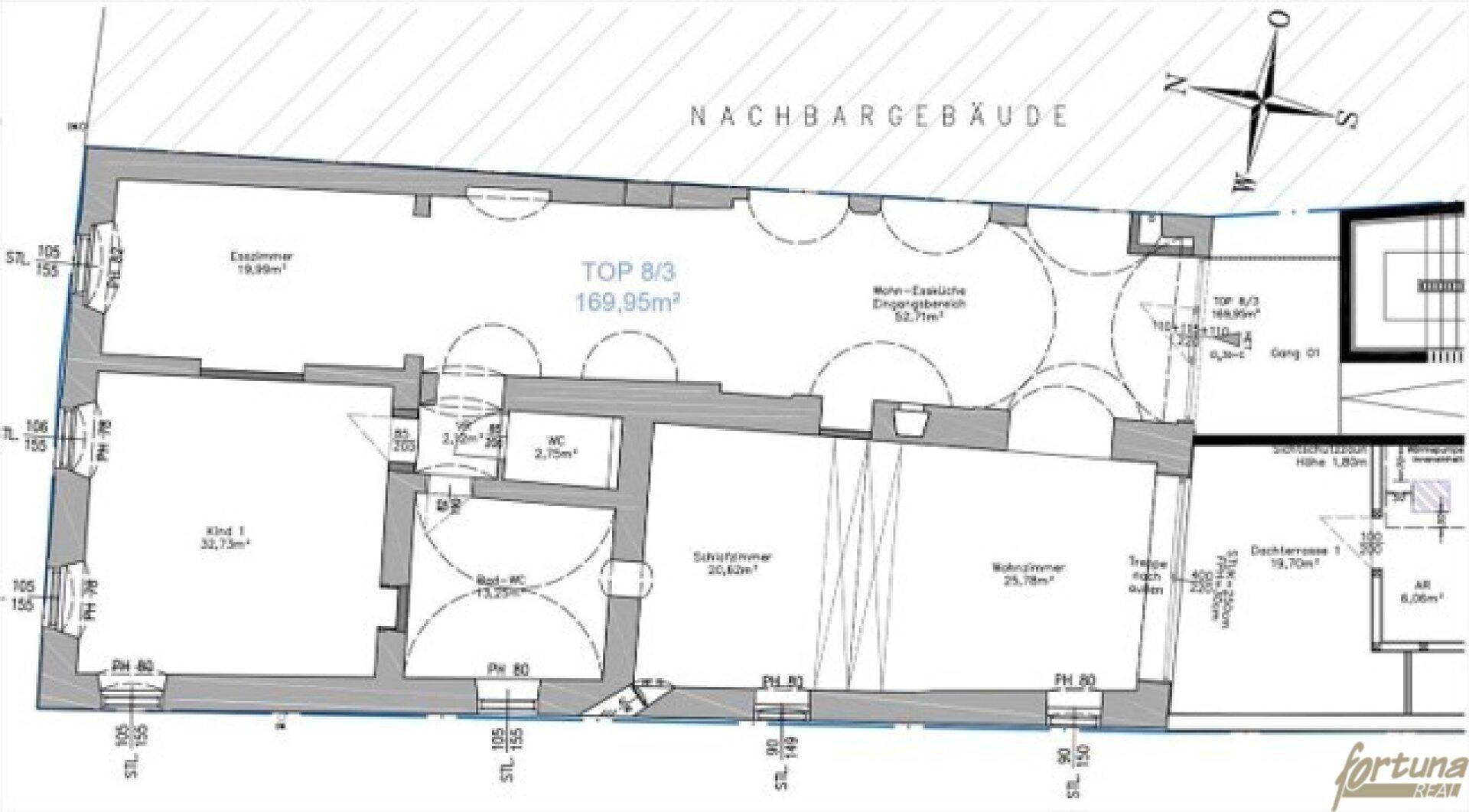 Grundrissplan einer Wohnung im Dachgeschoss mit drei Zimmern, offener Wohnküche und Dachschrägen.