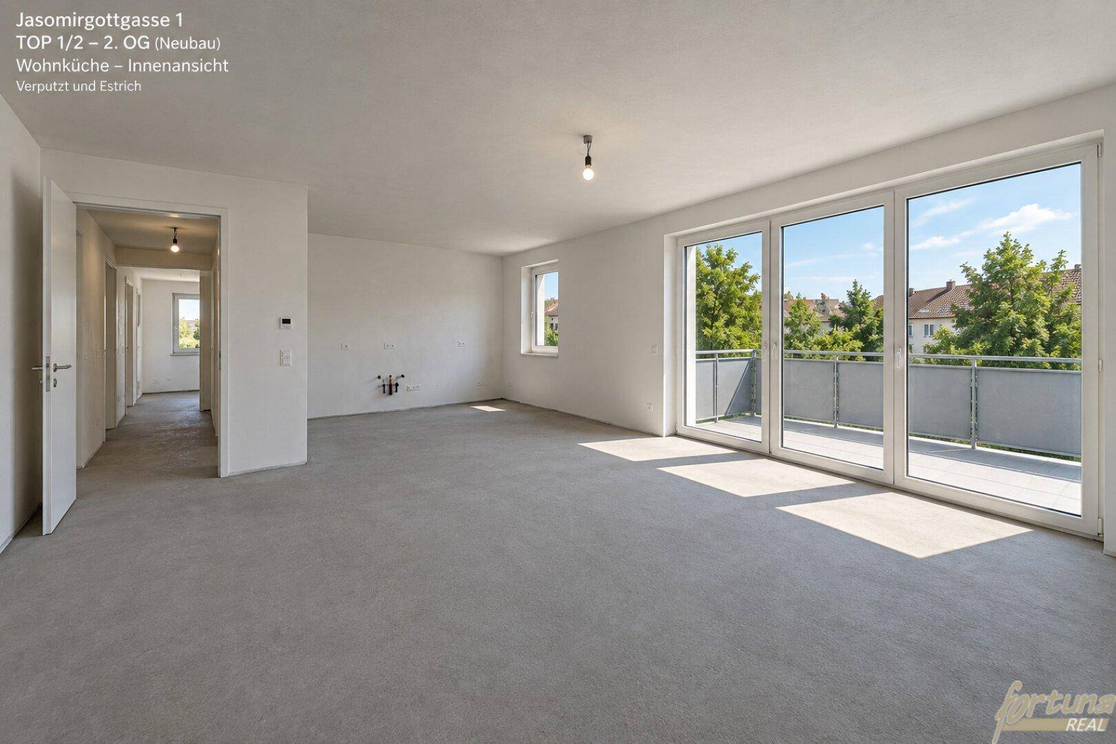 Heller, unmöblierter Wohn-Essbereich in einem Neubau mit großen Fenstern und Zugang zu einem Balkon.