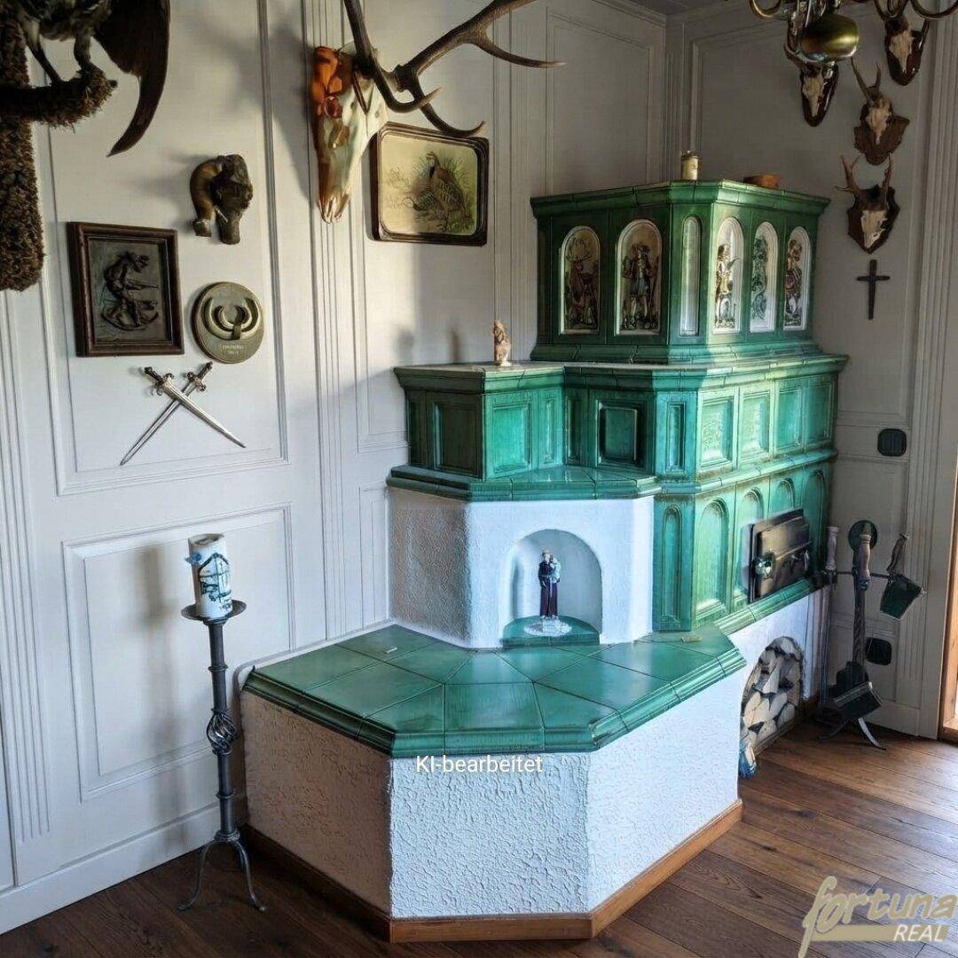 Traditioneller Wohnbereich mit einem großen, verzierten grünen Kachelofen und rustikalen Jagdtrophäen an den holzgetäfelten Wänden.