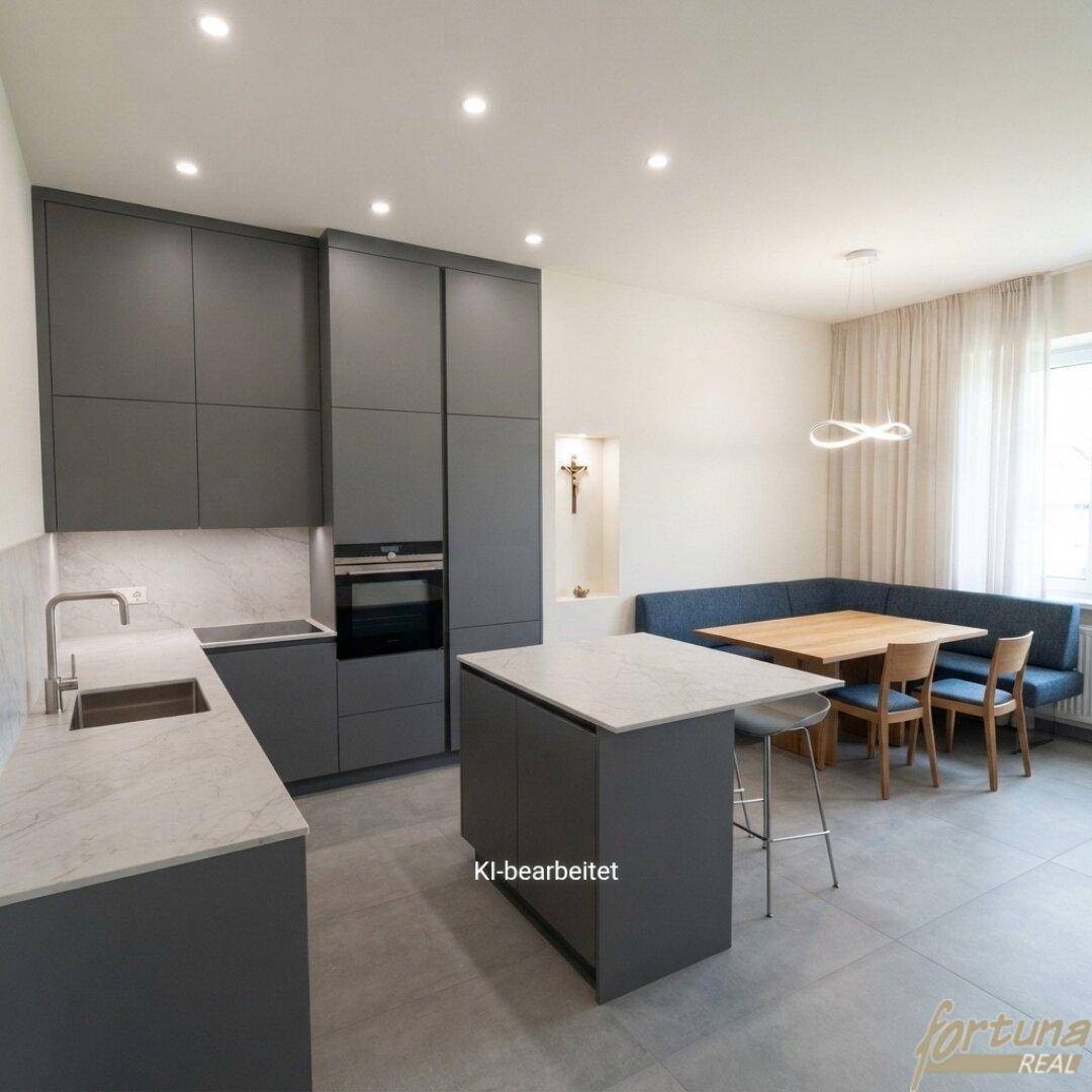 Moderne Küche mit dunkelgrauen Schränken, einer Kücheninsel und einem integrierten Essbereich mit Holztisch und Sitzbank.