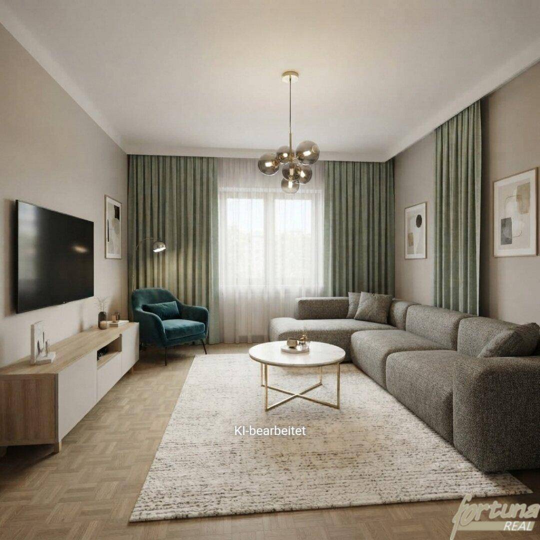 Geräumiges Wohnzimmer mit einem großen Ecksofa, einem Couchtisch und einem Fernsehmöbel, umgeben von grünen Vorhängen.