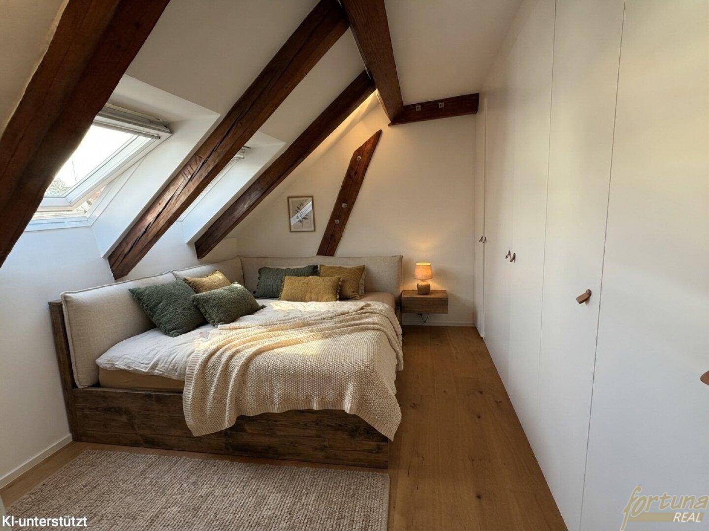 Gemütliches Schlafzimmer mit Holzbalken, Dachfenster und Holzboden.