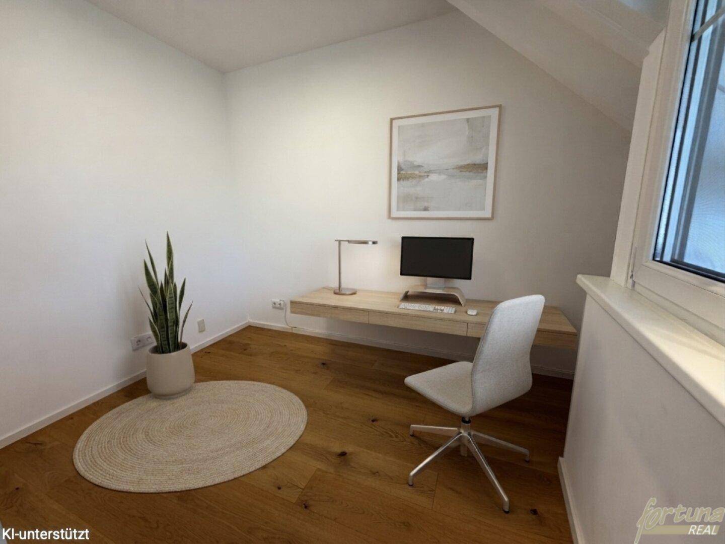 Helles Arbeitszimmer mit Holzboden, Schreibtisch und Fenster.