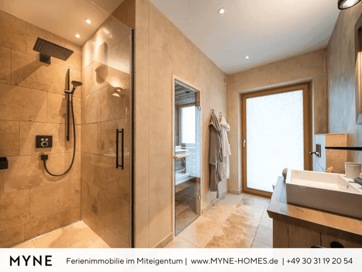 Modernes Badezimmer mit ebenerdiger Dusche, Einzelwaschbecken und integrierter Sauna.