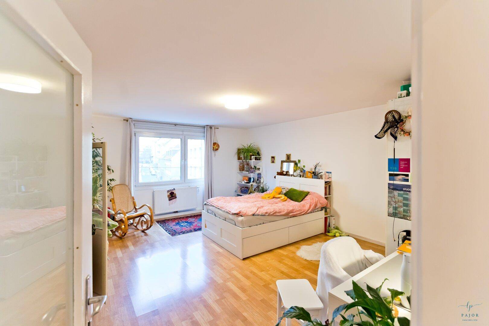 Schlafzimmer 1 straßenseitig ruhig und hell