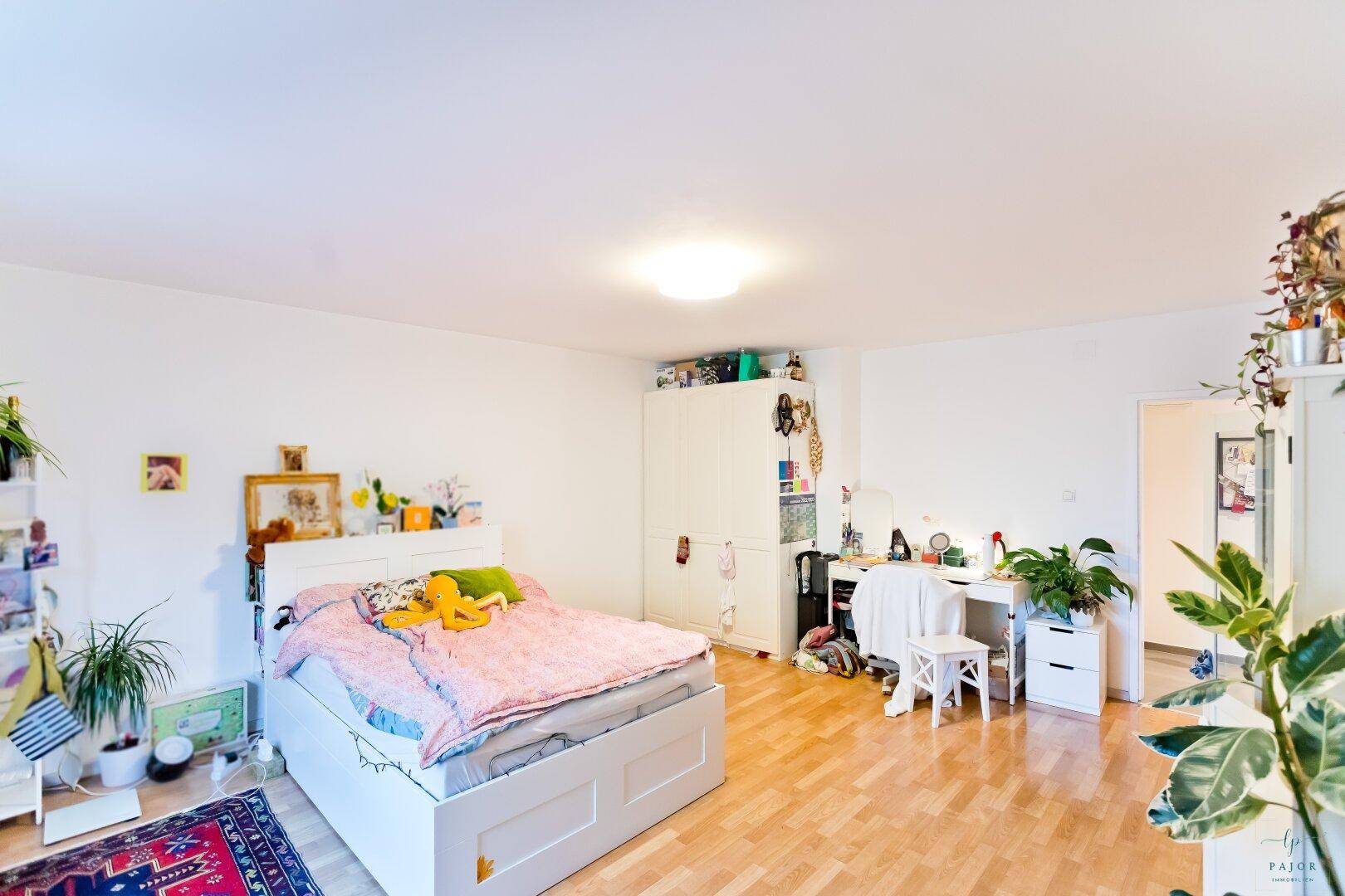 Schlafzimmer 1 straßenseitig ruhig und hell