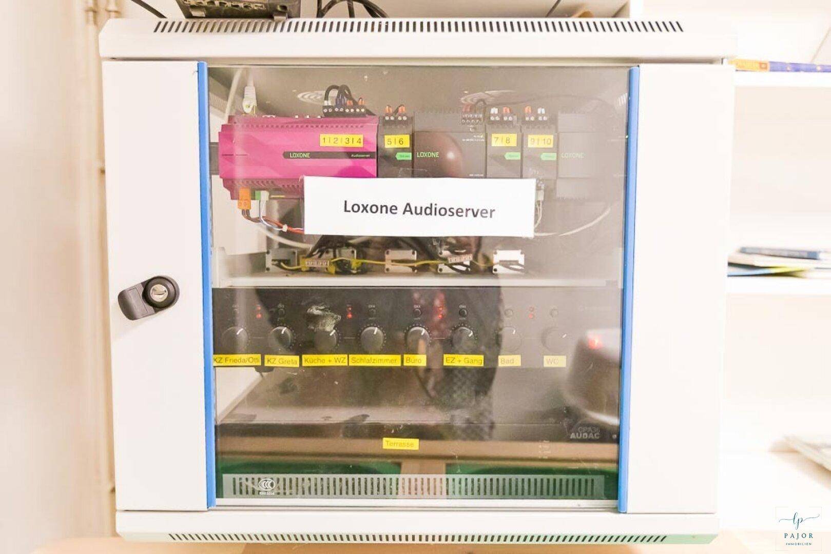 Detailansicht eines Serverschranks mit Loxone Audioserver und Verkabelung.
