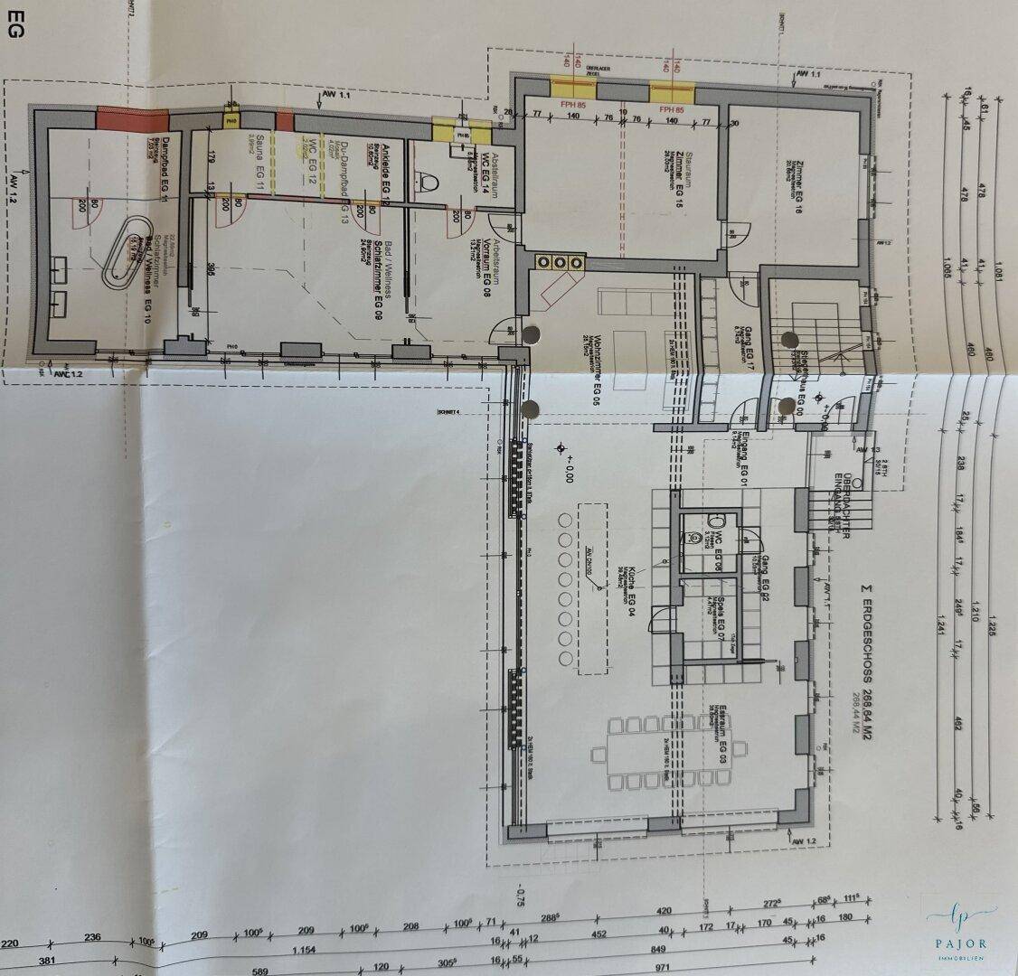 Grundriss des Erdgeschosses mit offenem Wohnbereich, Küche und mehreren Zimmern.