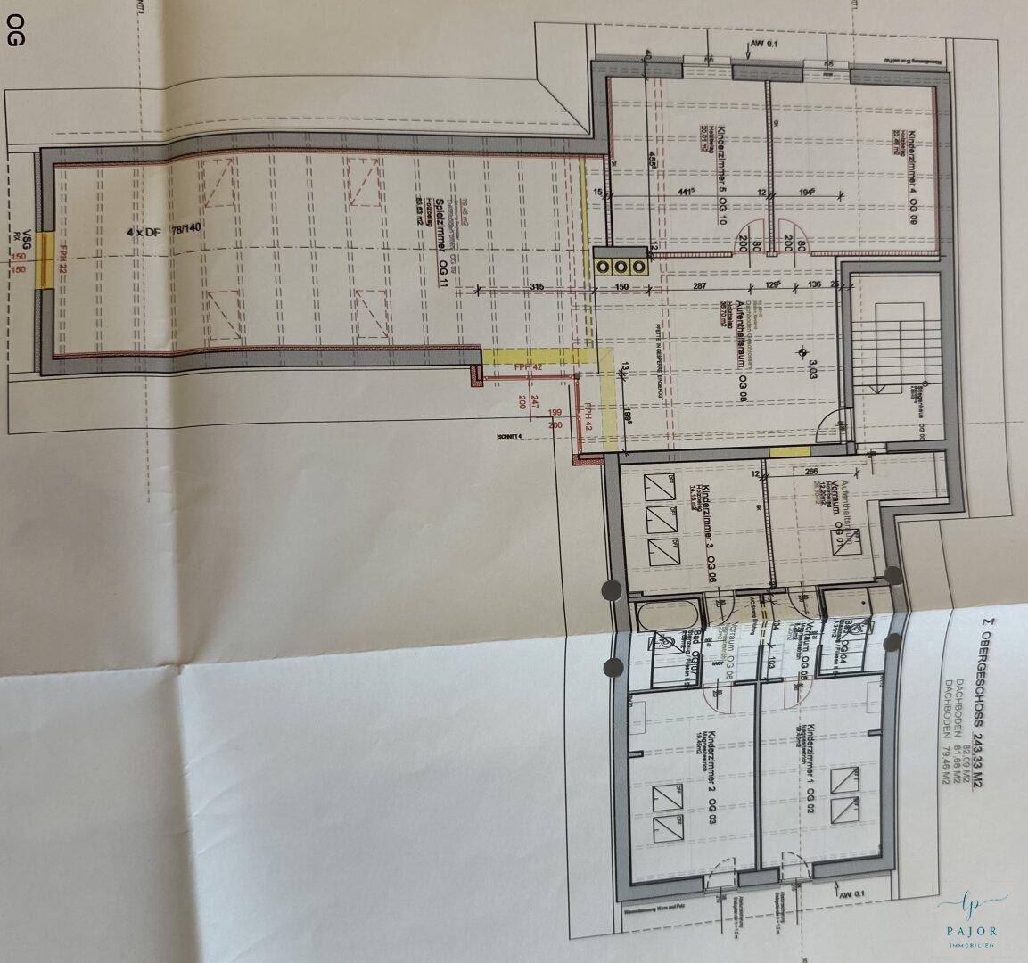 Grundriss des Obergeschosses mit Schlafzimmern, Bädern und Dachschrägen.