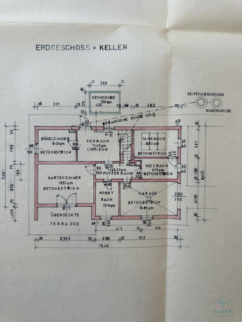 Grundriss des Erdgeschosses, das als Keller genutzt wird, mit Garage, Hobbyraum und überdachter Terrasse.