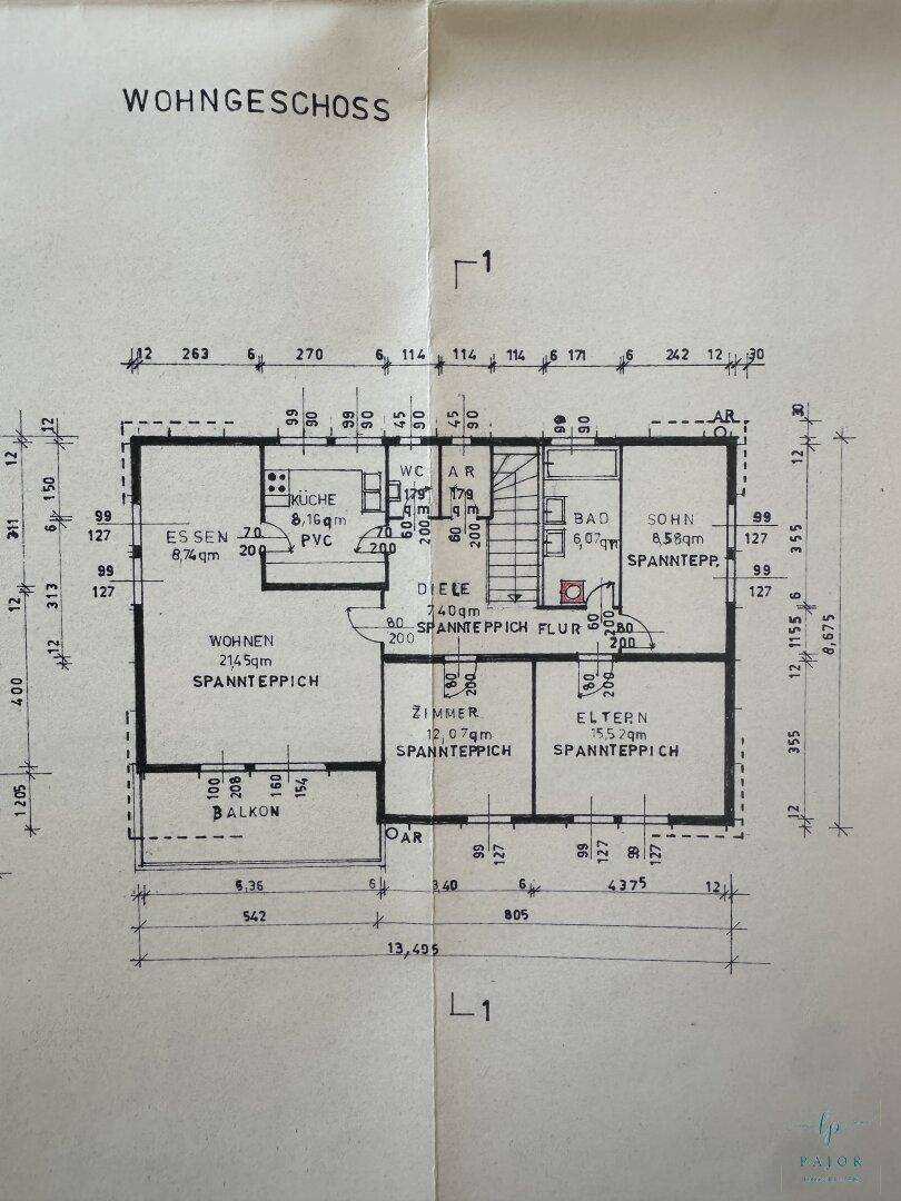 Grundriss des Wohngeschosses mit Küche, Wohn- und Essbereich, drei Schlafzimmern und einem Balkon.