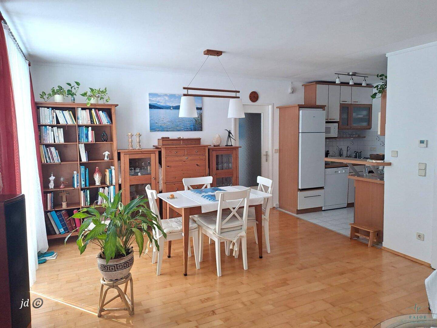 Wohnzimmer noch voll möbliert