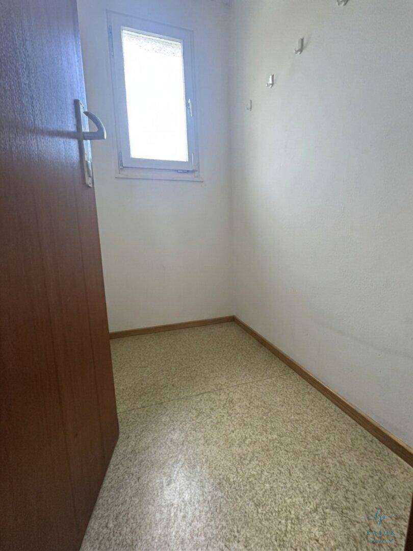 Kleiner, heller Raum mit Linoleumboden und Fenster, vielseitig nutzbar als Büro oder Abstellraum.